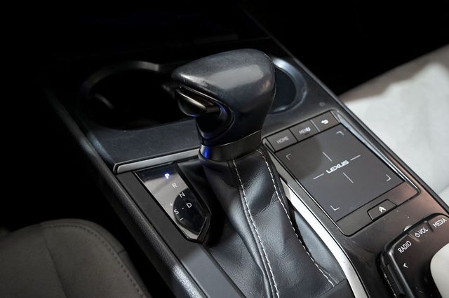 Lexus UX   2.0 250h Business 