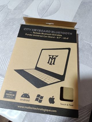 Funda negra con teclado 