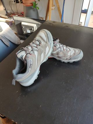 Zapatillas de montaña Quechua impermeables grises