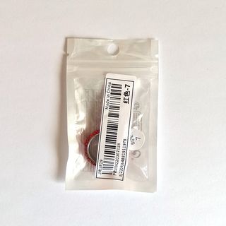 Anillo con piedras rojas.