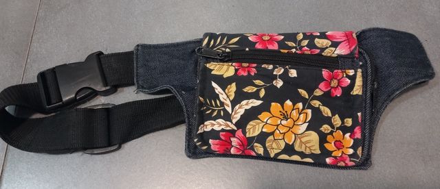 Riñonera infantil con estampado floral