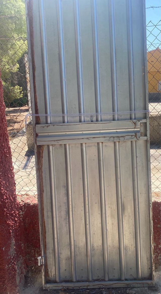 Puerta metálica exterior SIN MARCO