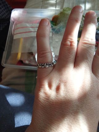 Anillo de bisutería plateado