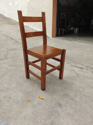 Sillas rústicas de madera.