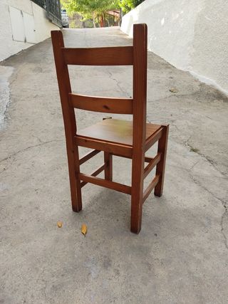 Sillas rústicas de madera.