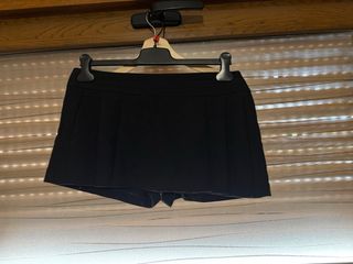 Pantalón negro efecto falda 