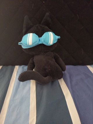 Peluche gato negro con gafas.