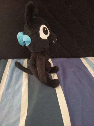 Peluche gato negro con gafas.