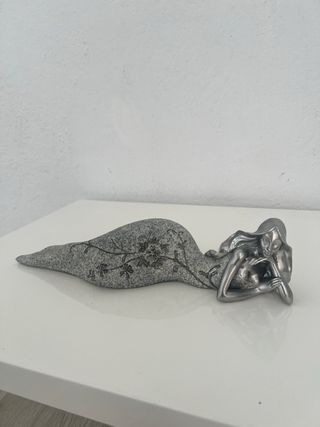 Figura decorativa de mujer tumbada