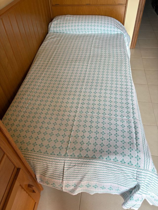 Colcha individual verde y blanca