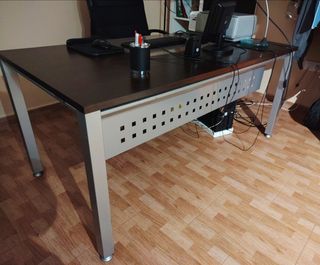 Mesa de despacho moderna madera y metal