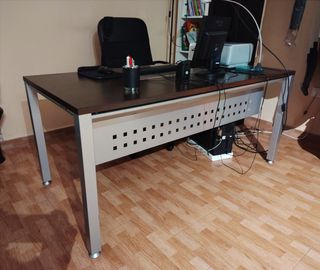 Mesa de despacho moderna madera y metal