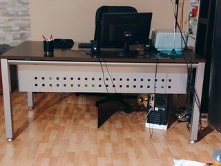 Mesa de despacho moderna madera y metal