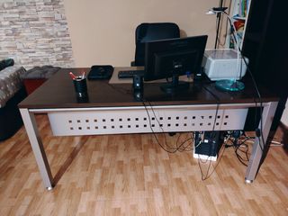 Mesa de despacho moderna madera y metal