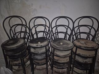 Sillas de metal y madera