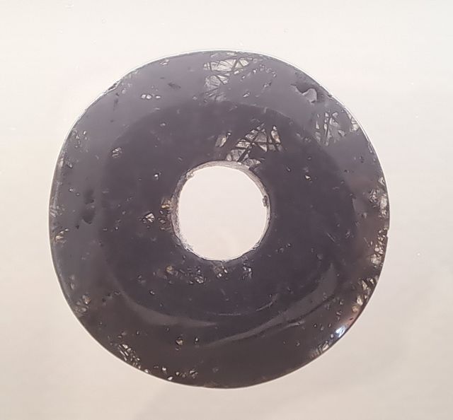 Donut de cuarzo con turmalina – 21 mm