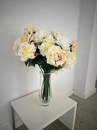 Jarrón de cristal con flores artificiales