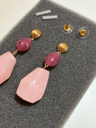 Pendientes colgantes rosas y dorados