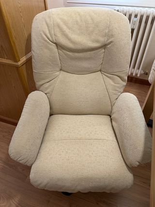 Dos sillones giratorios beige