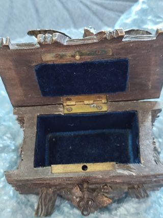 Cajita de sellos de madera tallada