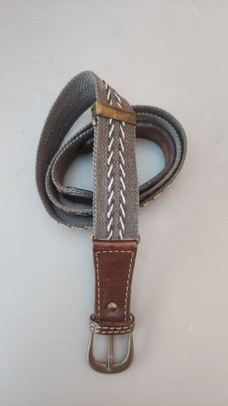 Cinturón tejido gris y azul