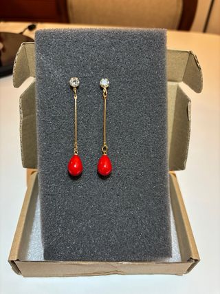 Pendientes colgantes dorados con gota roja