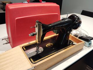 Máquina de coser Alfa antigua
