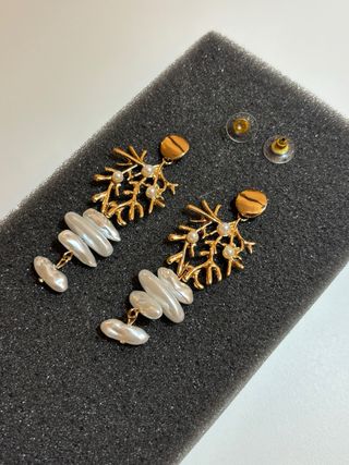 Pendientes dorados con perlas forma coral