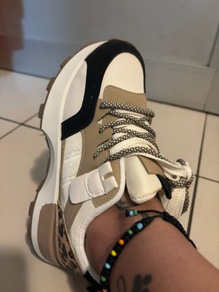 Zapatos de mujer beige, negro y blanco