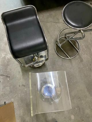 Taburete de bar con asiento de cuero y base de met