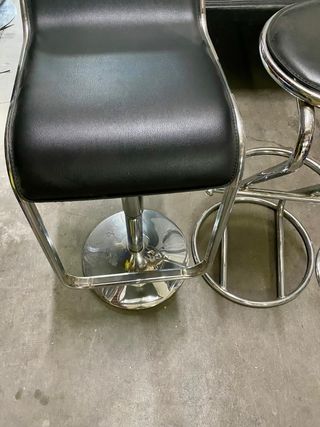 Taburete de bar con asiento de cuero y base de met