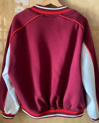 Bomber Bershka Roja y Blanca
