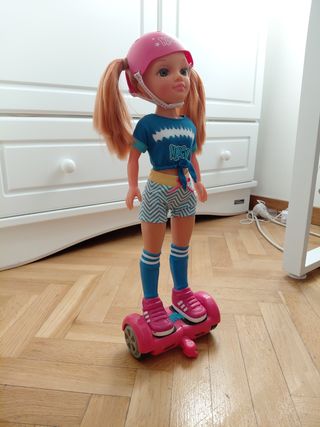 Nancy con Hoverboard y Casco