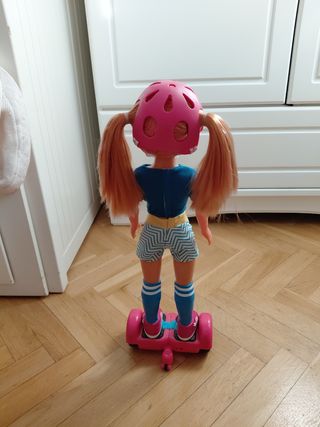 Nancy con Hoverboard y Casco