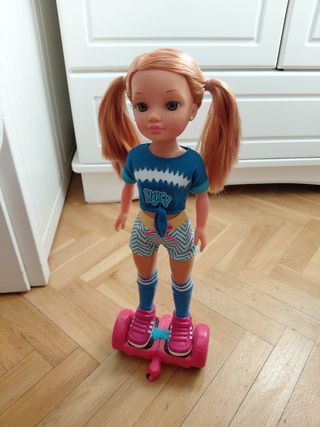 Nancy con Hoverboard y Casco