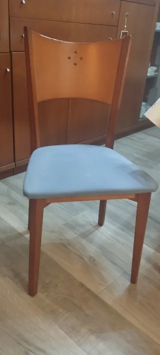 Mesa de comedor extensible de madera.