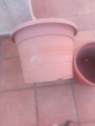 Dos maceteros de plástico