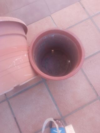 Dos maceteros de plástico