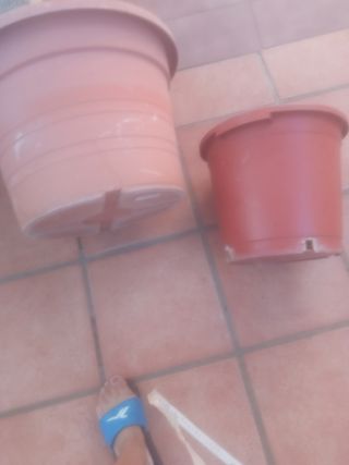 Dos maceteros de plástico