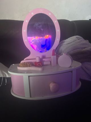 Tocador infantil rosa con accesorios