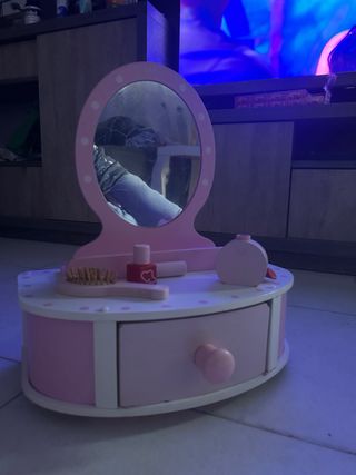 Tocador infantil rosa con accesorios
