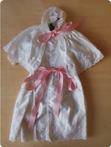 Abito da battesimo bianco con cappuccio e nastro rosa