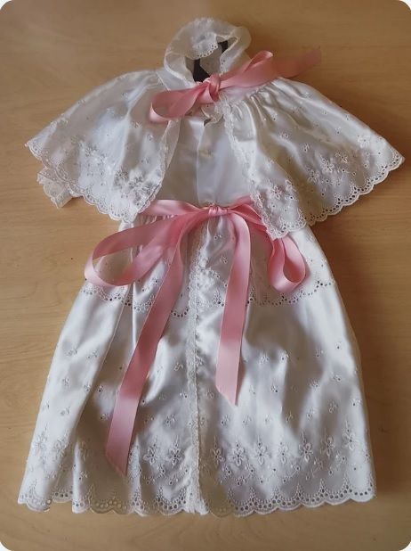 Abito da battesimo bianco con cappuccio e nastro rosa