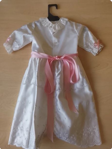 Abito da battesimo bianco con cappuccio e nastro rosa