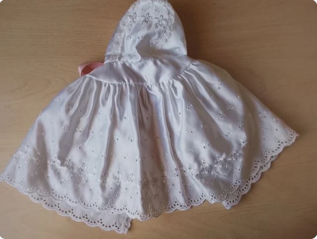 Abito da battesimo bianco con cappuccio e nastro rosa