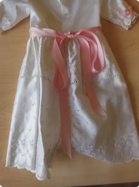 Abito da battesimo bianco con cappuccio e nastro rosa