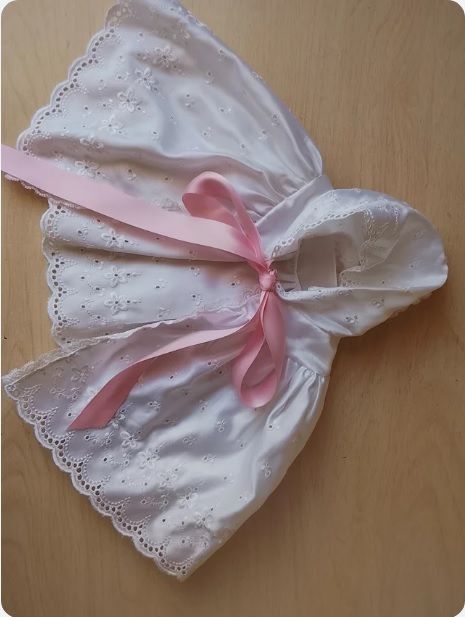 Abito da battesimo bianco con cappuccio e nastro rosa