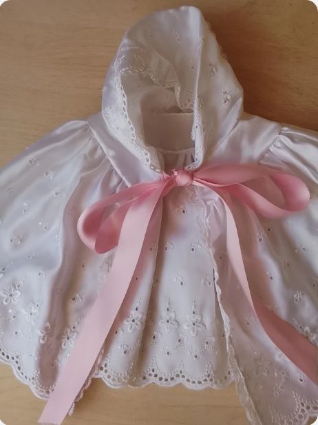 Abito da battesimo bianco con cappuccio e nastro rosa