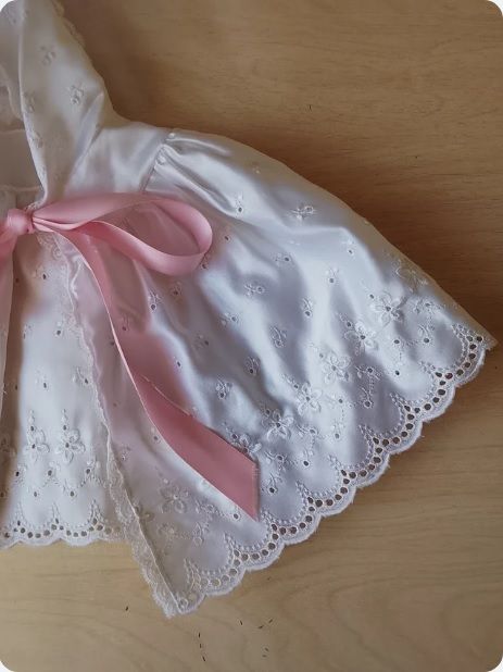 Abito da battesimo bianco con cappuccio e nastro rosa