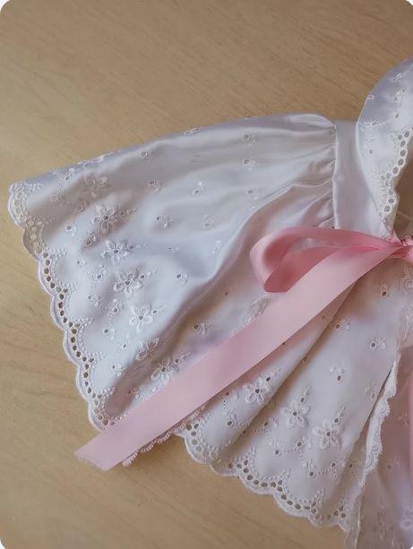 Abito da battesimo bianco con cappuccio e nastro rosa